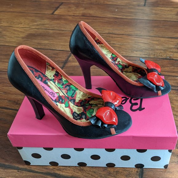 Betsey Johnson Betseyville Lara Retro Bow Pumps - Picture 3 of 8